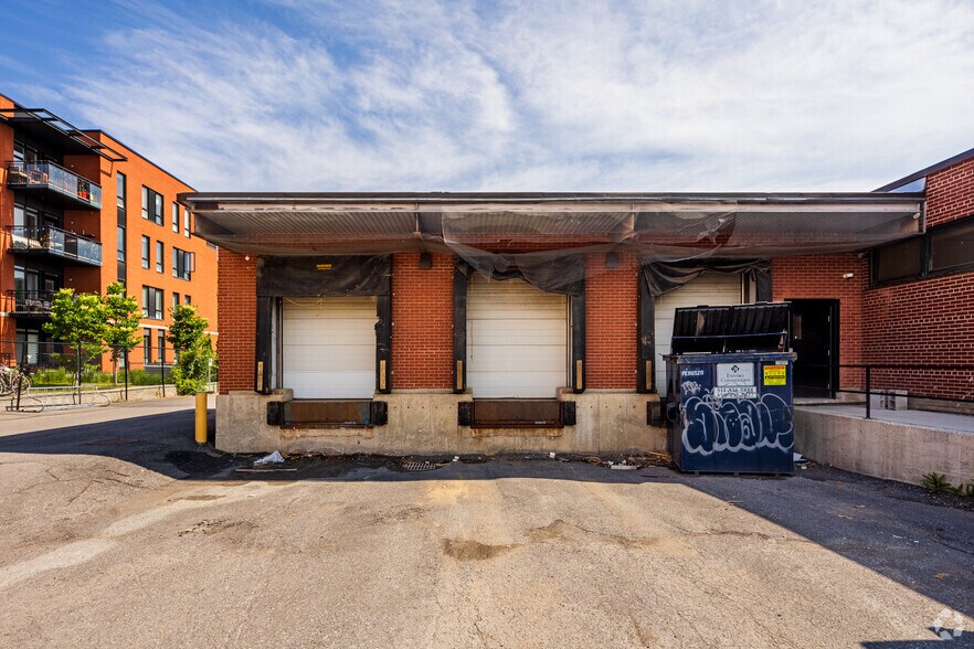 More Photos Of 2260 Av Aird, Montréal Light Distribution For Lease