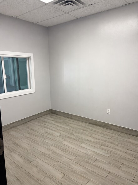 More Photos Of 2411 Patterson Industrial Dr, Pflugerville Warehouse For Lease
