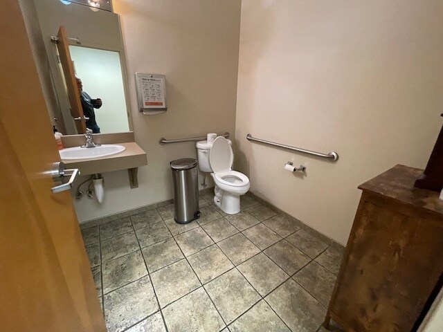 More Photos Of 5151 Gateway Blvd, Flint Medical For Sale