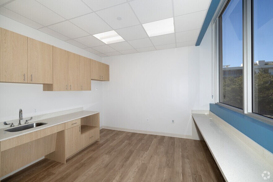 More Photos Of 3683 S Miami Ave, Miami Medical For Lease