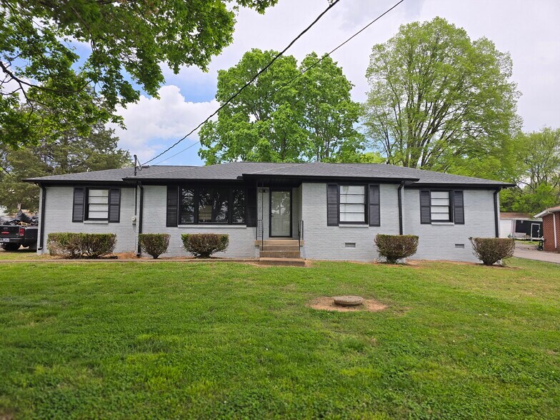 Primary Photo Of 10515 Lebanon Rd, Mt Juliet Office Residential For Lease