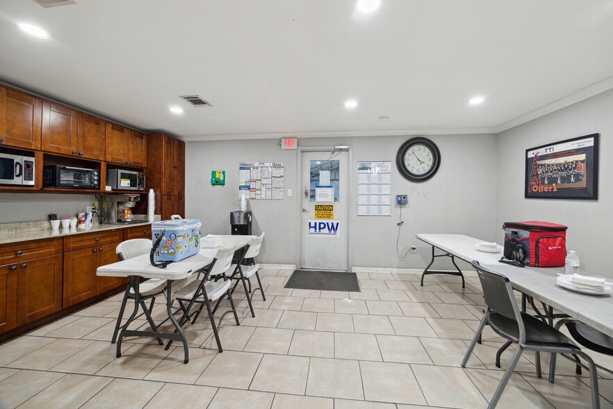 More Photos Of 6438 Long Dr, Houston Industrial For Sale