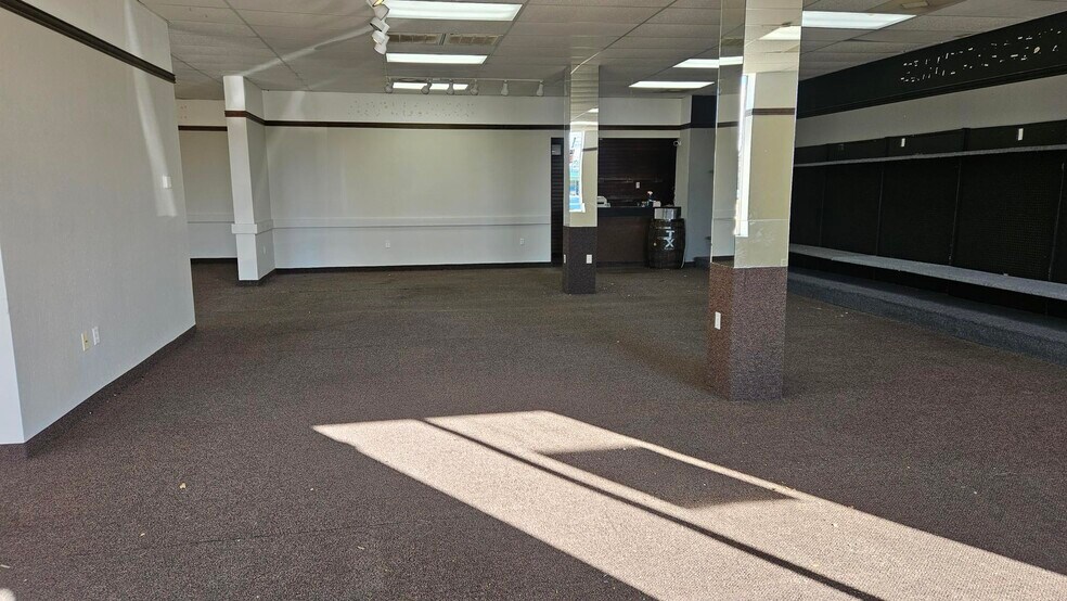More Photos Of 606 W Cherokee St, Wagoner General Retail For Lease