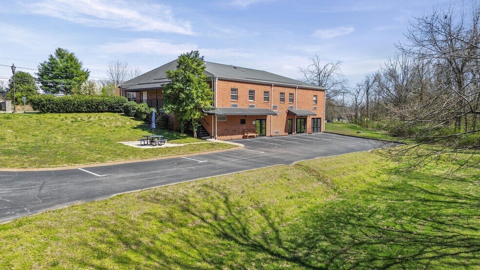 More Photos Of 507 New Highway 96 W, Franklin Medical For Sale