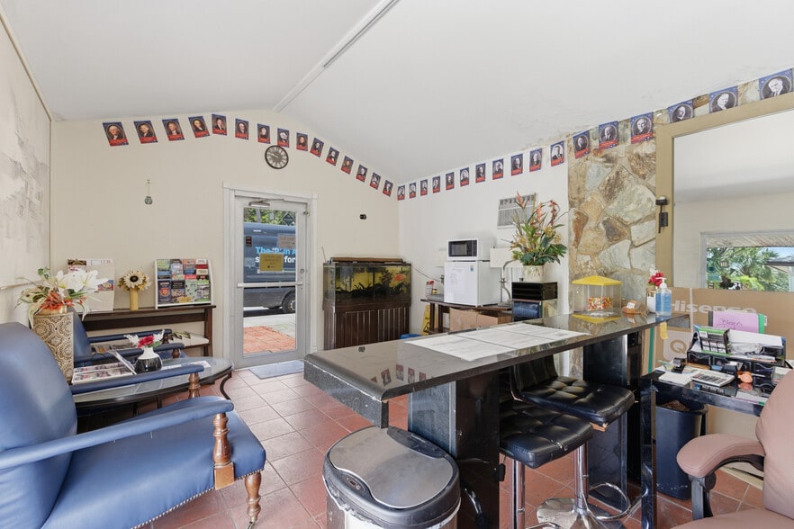 More Photos Of 320 N Federal Hwy, Lake Worth Hotel For Sale