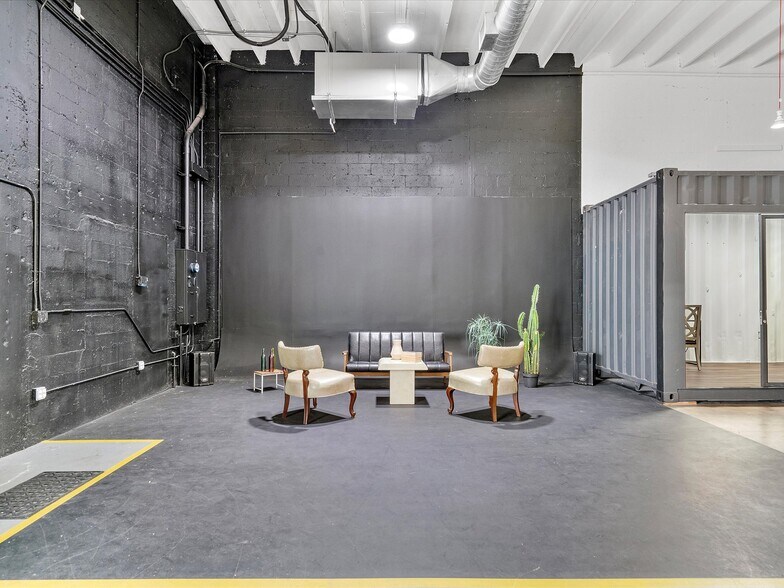 More Photos Of 251-253 NE 69th St, Miami Warehouse For Lease