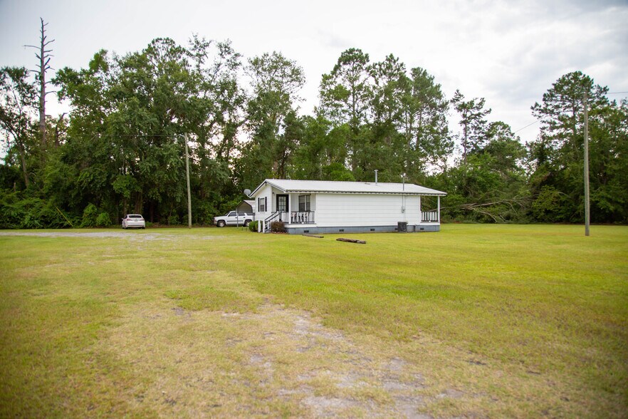 More Photos Of 93 Bell Dr, Baxley General Retail For Sale