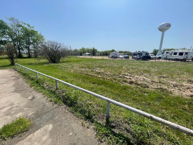 More Photos Of 931 E Dallas Ave, Cooper Self Storage For Sale