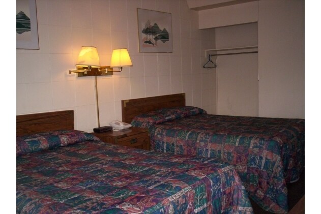 More Photos Of 608 S Gateway Ave, Rockwood Hotel For Sale