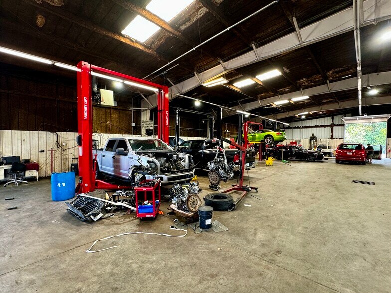 More Photos Of 813 S Parkway St, Corinth Auto Dealership For Sale