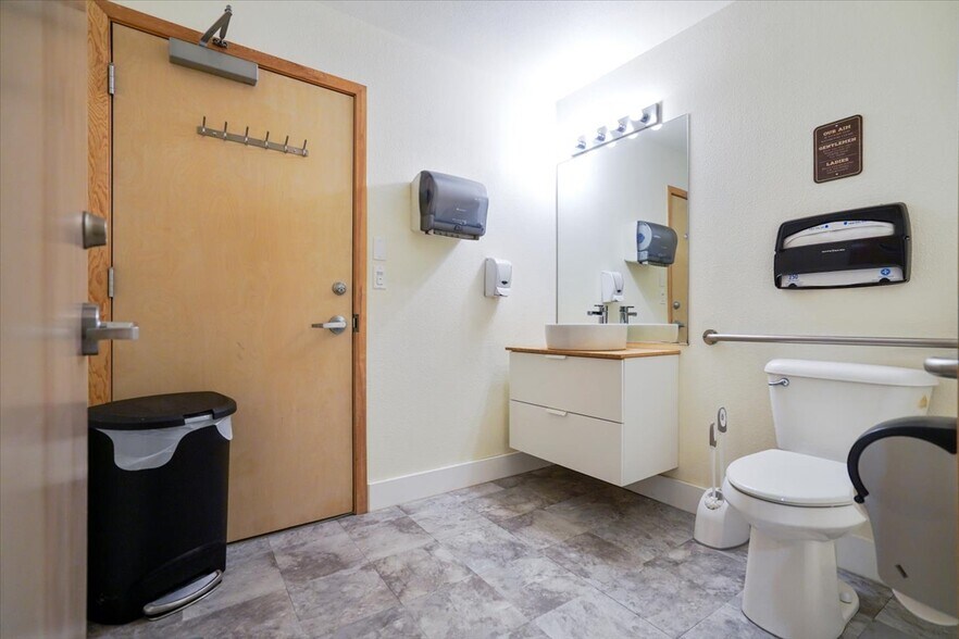 More Photos Of 171 Sunset Blvd, Cannon Beach Storefront Retail Residential For Sale