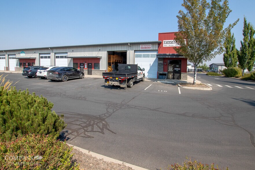 More Photos Of 675 NE Hemlock Ave, Redmond Warehouse For Lease