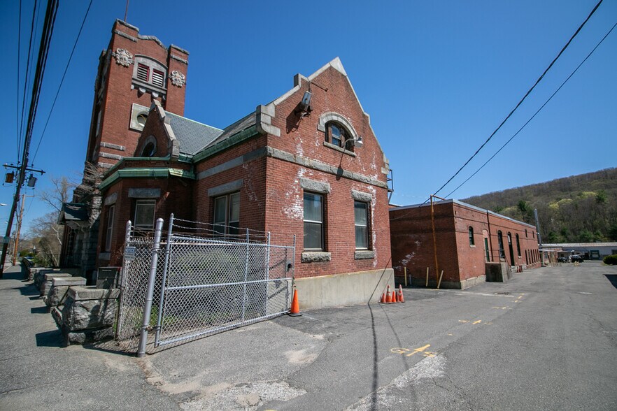 More Photos Of 288 Main St, Monson Warehouse For Lease
