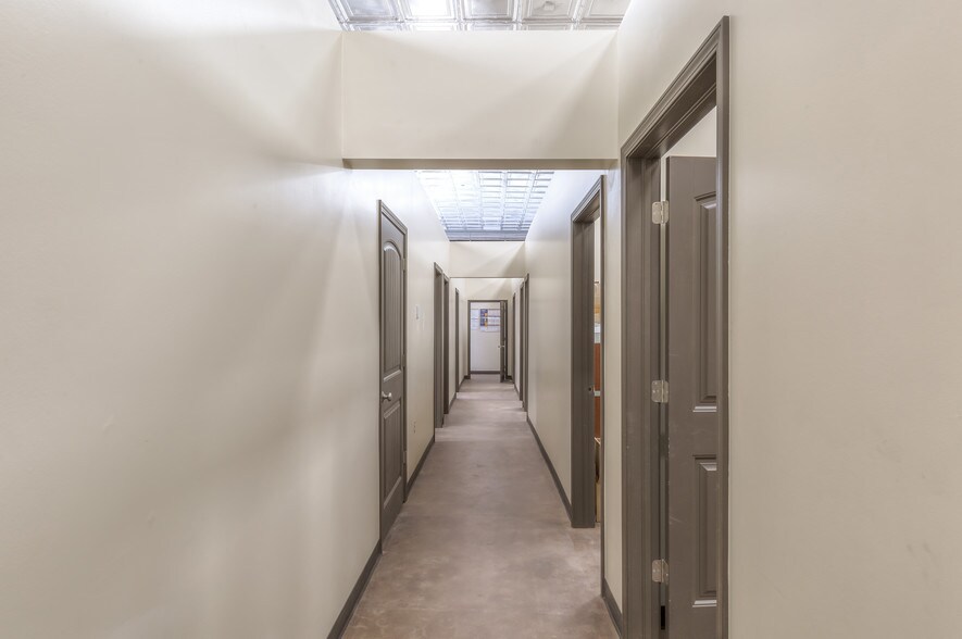 More Photos Of 204 S Broadway, Coweta Office For Sale