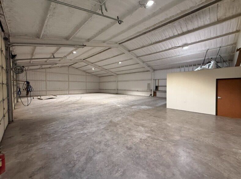 More Photos Of 4860-4862 Kennedale New Hope Rd, Fort Worth Warehouse For Lease