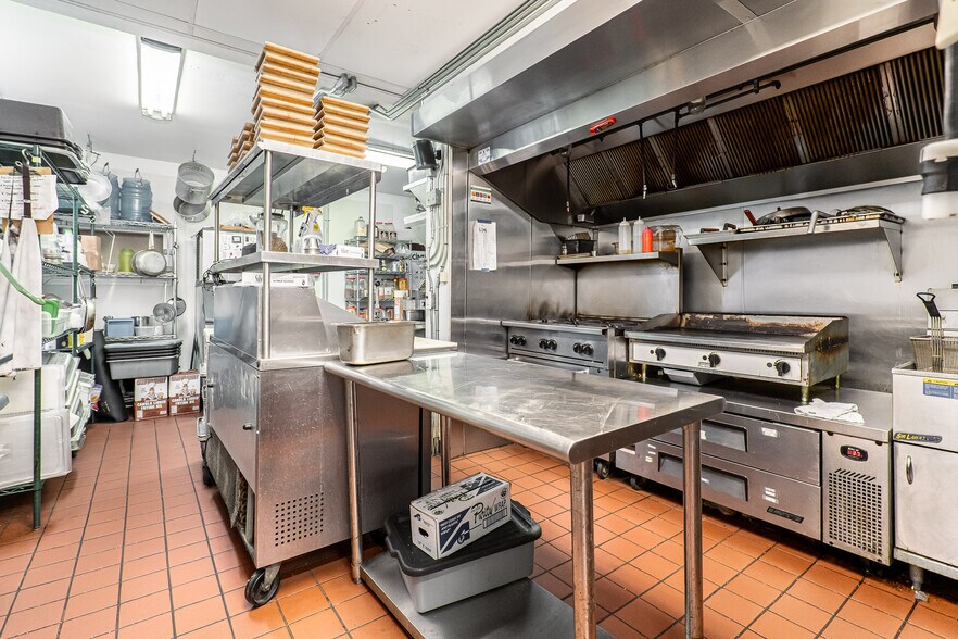 More Photos Of 117 E Riverside Dr, Jeffersonville Restaurant For Lease