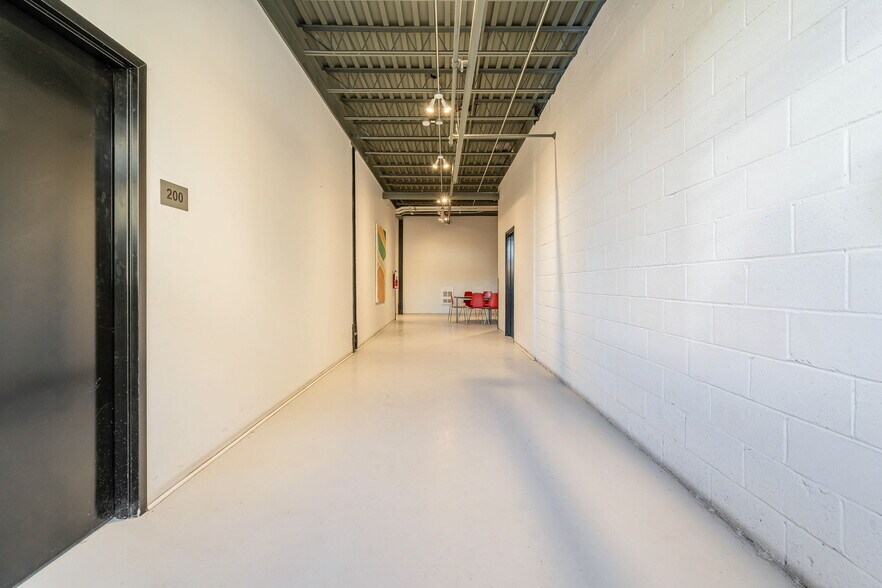 More Photos Of 465-485 Rue De Port-Royal O, Montréal Light Distribution For Lease