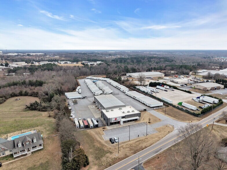 More Photos Of 438 Mayfield Rd, Duncan Flex For Sale