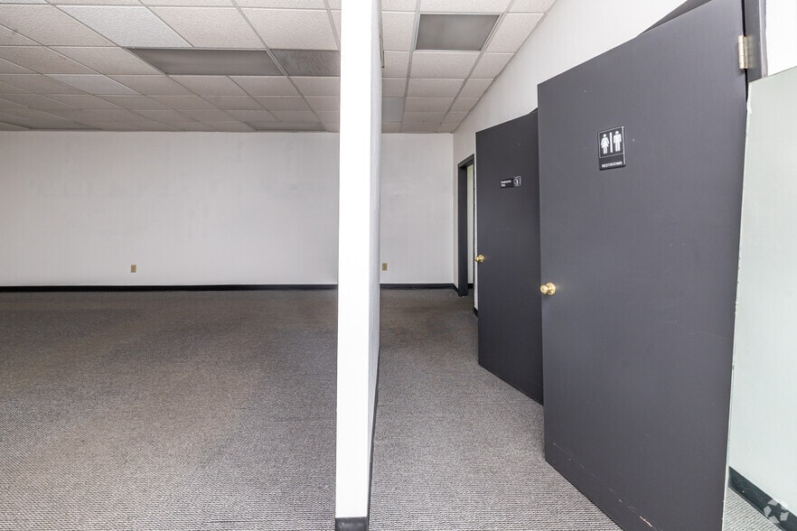 More Photos Of 10040-10046 N Port Washington Rd, Mequon Storefront Retail Office For Lease