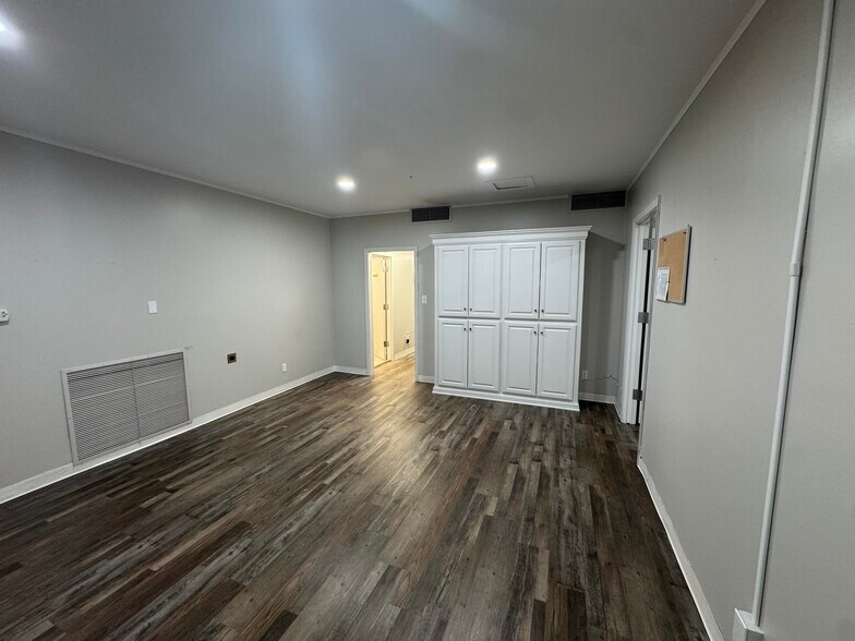 More Photos Of 300 N Washington St, Kaufman Office For Lease