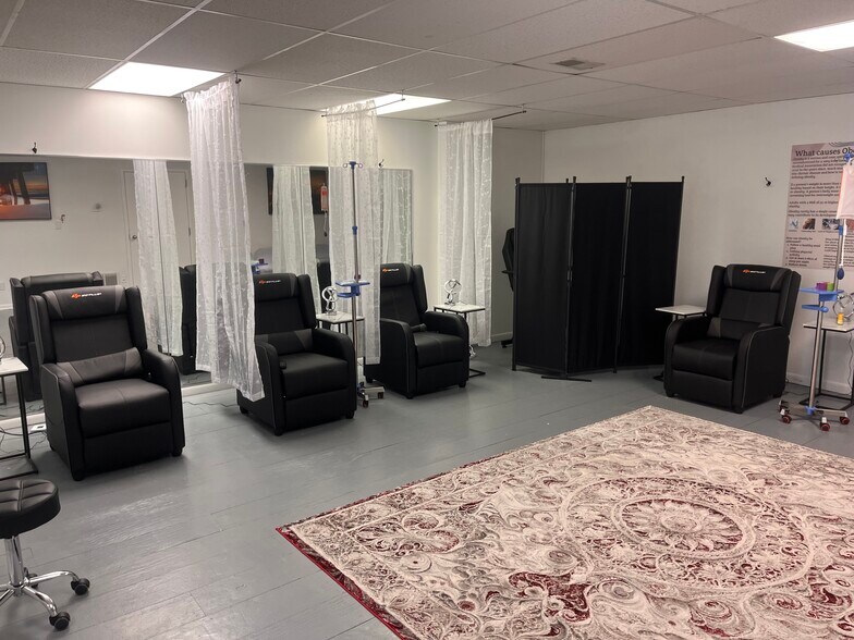 More Photos Of 421 E 3rd St, Bloomington Storefront For Lease