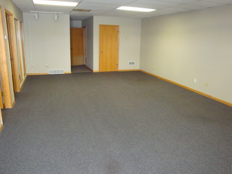 More Photos Of 4214 Fleur Dr, Des Moines General Retail For Lease