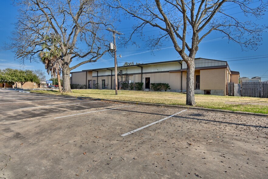 More Photos Of 501 E Washington Ave, Navasota Medical For Sale