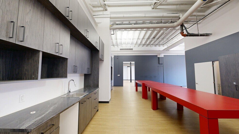More Photos Of 4760 Rue Acorn, Montréal Research And Development For Lease