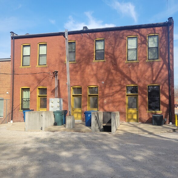More Photos Of 3528 Greenwood Blvd, Saint Louis Flex For Lease