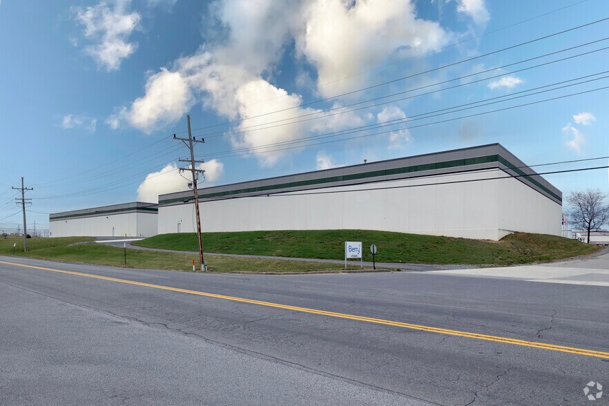 More Photos Of 411 Brooke Rd, Winchester Warehouse For Lease