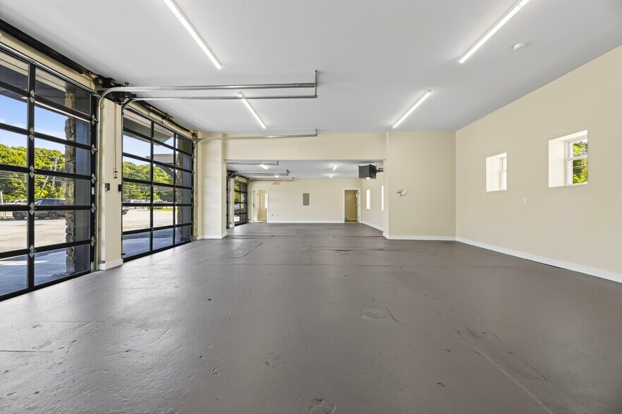 More Photos Of 5680 Post Rd, Charlestown General Retail For Lease