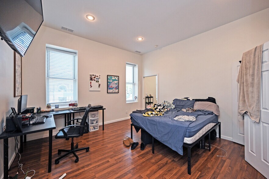 More Photos Of 640 Russell St, Covington Storefront Retail Office For Sale