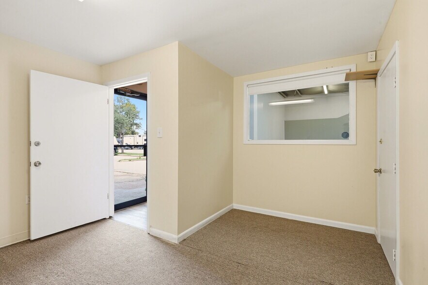 More Photos Of 711 N Causeway Blvd, Mandeville Flex For Lease