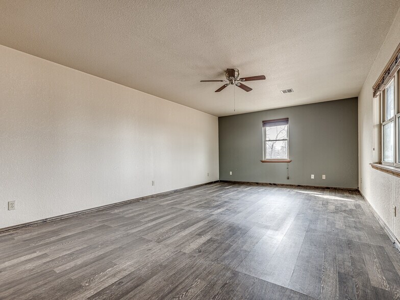 More Photos Of 980916 S Highway 18, Chandler Industrial For Sale