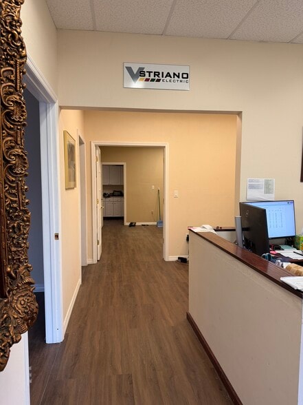 More Photos Of 1076 Business Ln, Naples Showroom For Sale