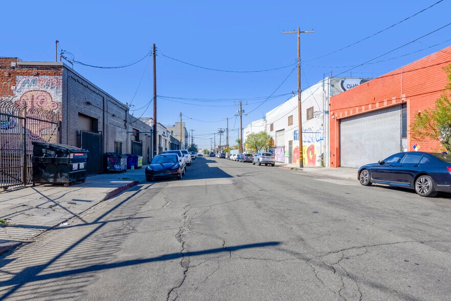 More Photos Of 2448 E 8th St, Los Angeles Warehouse For Lease