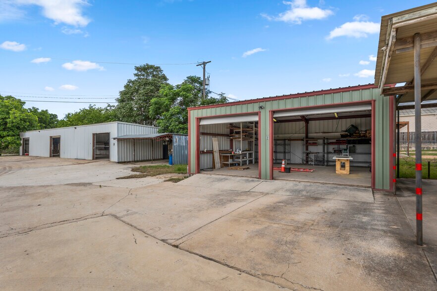 More Photos Of 18833 Redland Rd, San Antonio Light Distribution For Sale