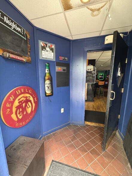 Primary Photo Of 164 Main St, Portland Restaurant For Sale