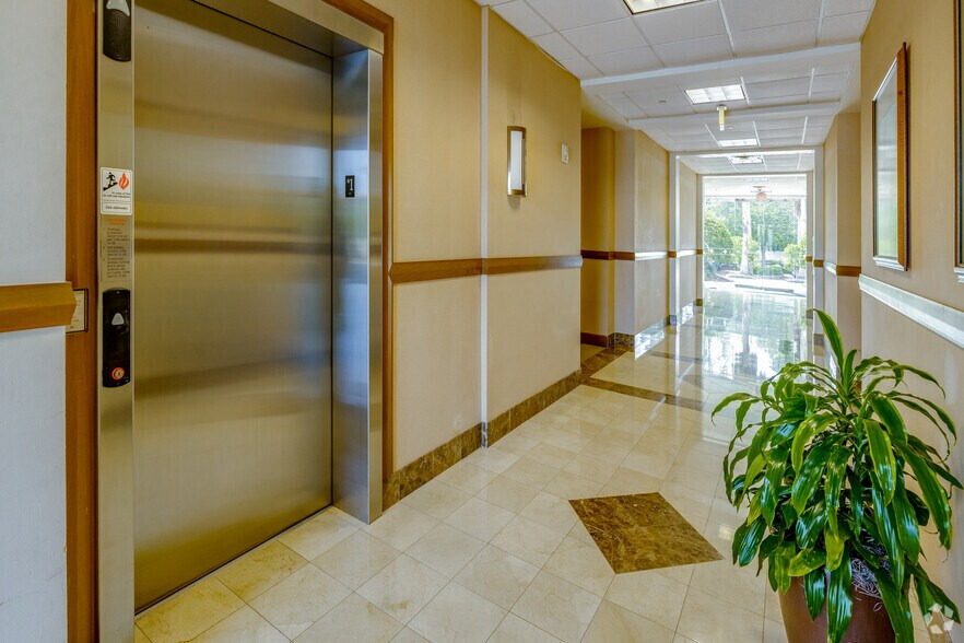 More Photos Of 15500 Lightwave Dr, Clearwater Office For Lease