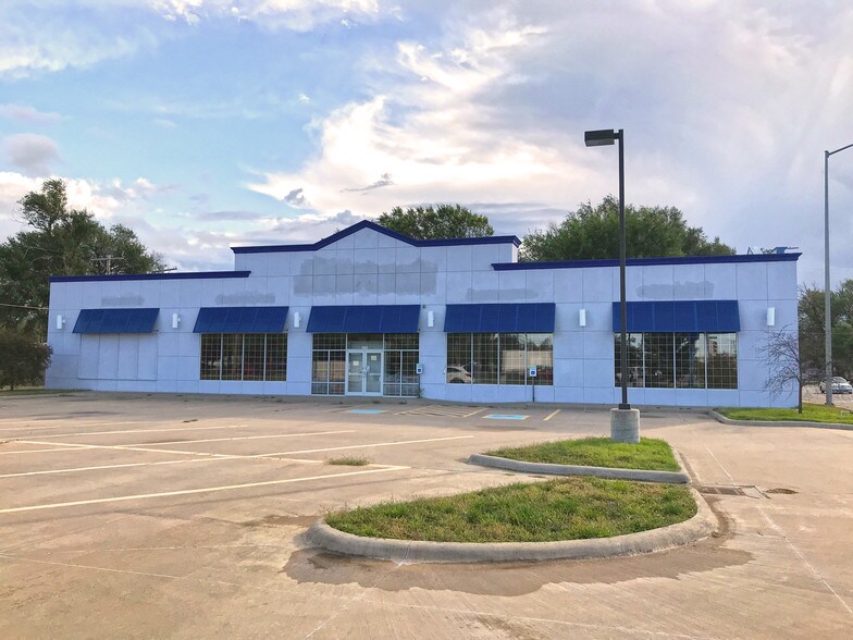 More Photos Of 1418 E 4th Ave, Hutchinson Freestanding For Lease