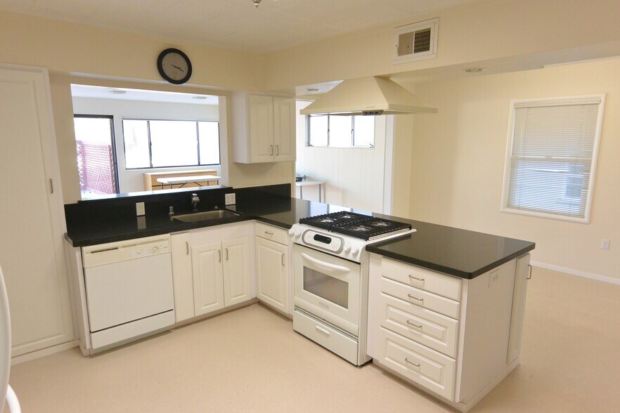 More Photos Of 6628 Telegraph Ave, Oakland General Retail For Sale