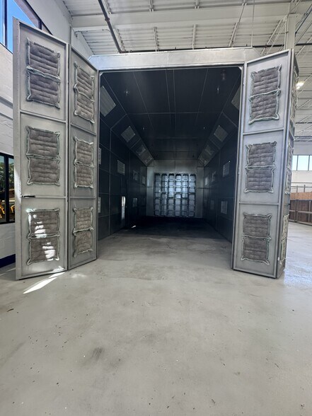More Photos Of 621 Busse Rd, Bensenville Warehouse For Lease