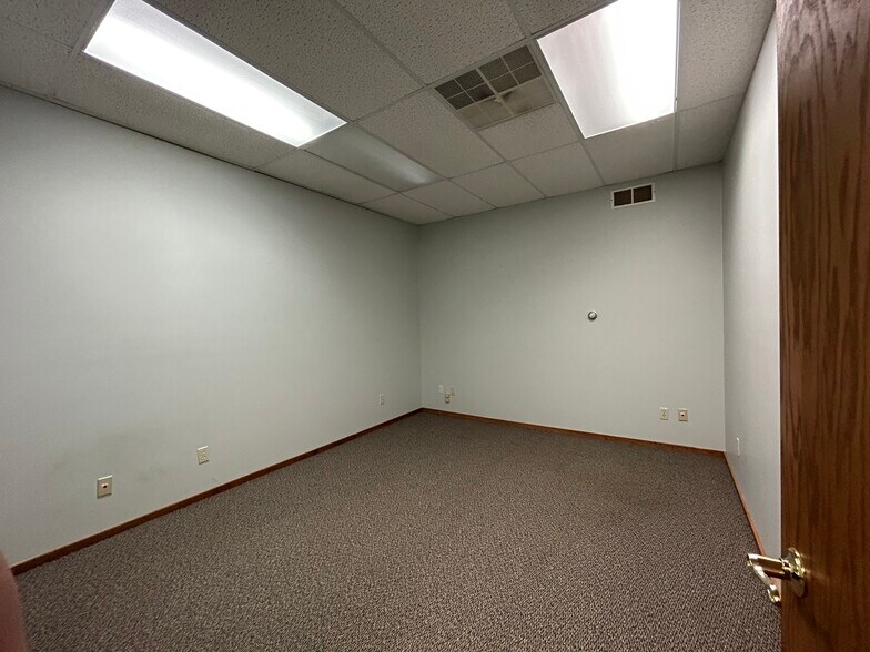 More Photos Of 1820 Post Rd, Plover Storefront Retail Office For Lease