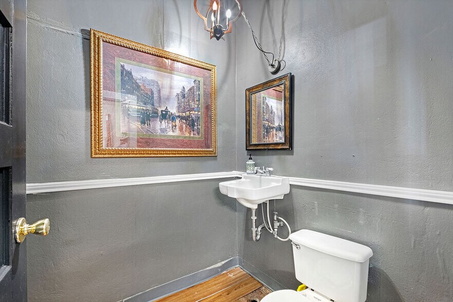 More Photos Of 115-117 N West St, Uvalde Unknown For Lease