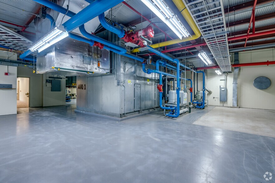 More Photos Of 1555 Glory Rd, Green Bay Manufacturing For Lease