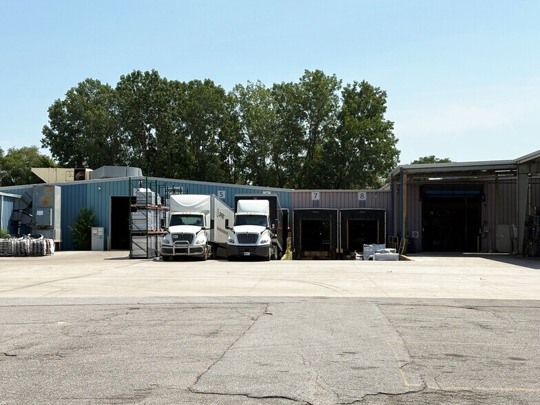 More Photos Of 3308 Charlotte Ave, Elkhart Manufacturing For Lease