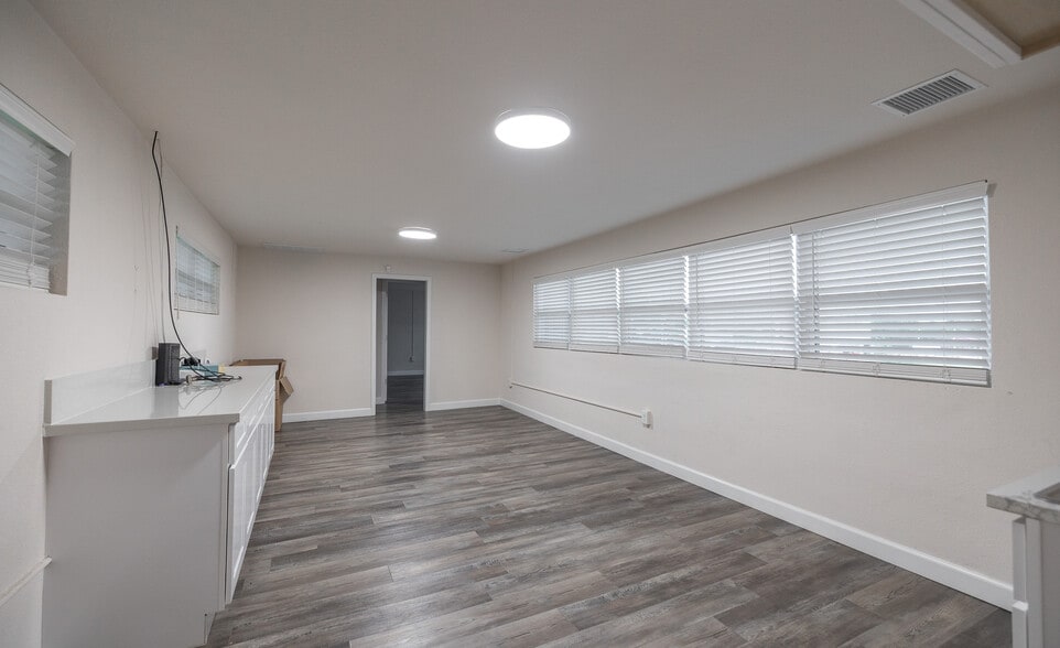 More Photos Of 905 W Scenic Rivers Blvd, Salem Flex For Sale