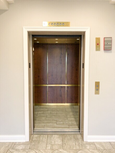 More Photos Of 1121 E Main St, St Charles Office Residential For Lease