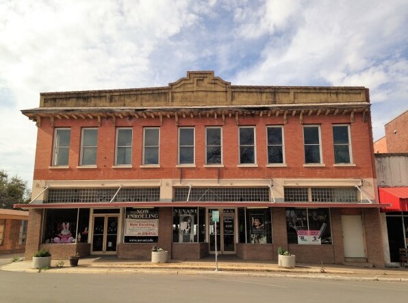 More Photos Of 115-117 N West St, Uvalde Unknown For Lease