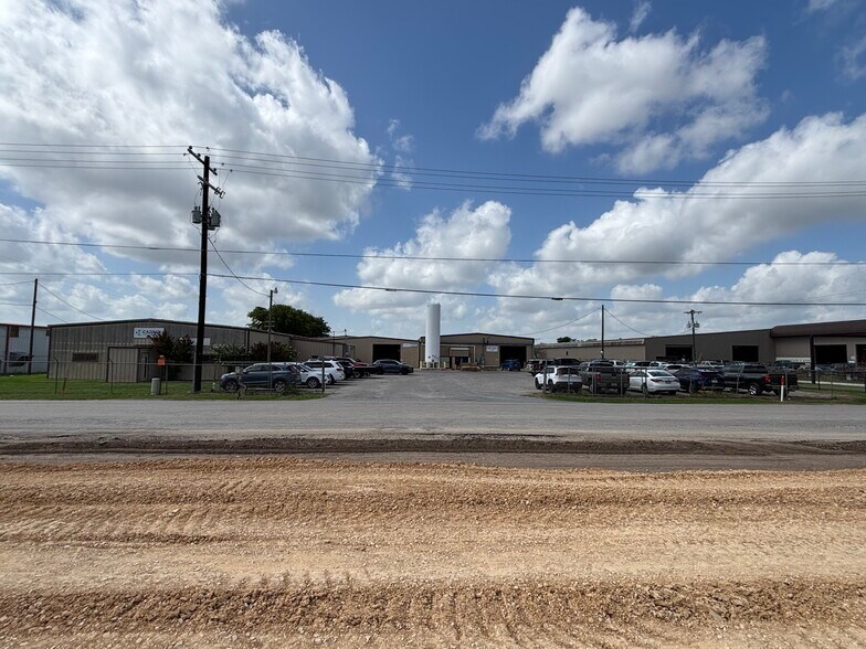 More Photos Of 2251 Rudeloff Rd, Seguin Manufacturing For Sale